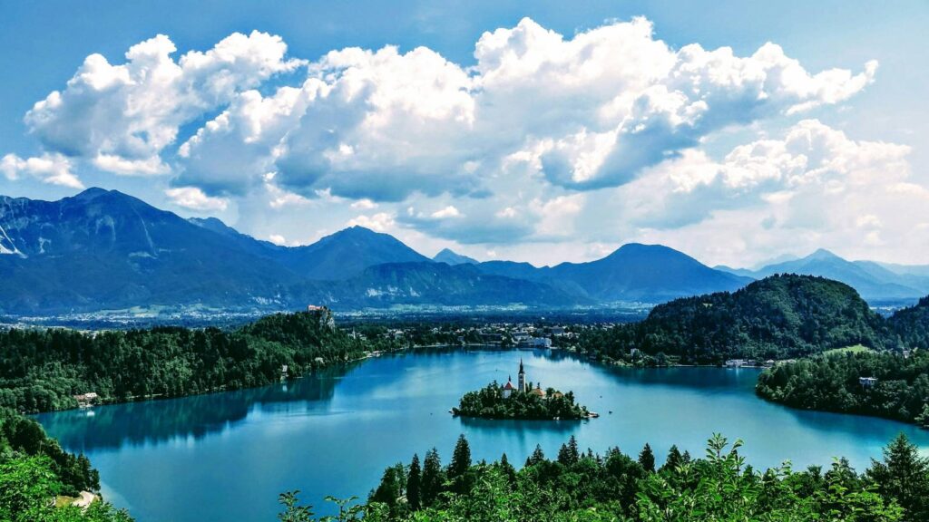 Lago di Bled circondato dalle montagne in Slovenia