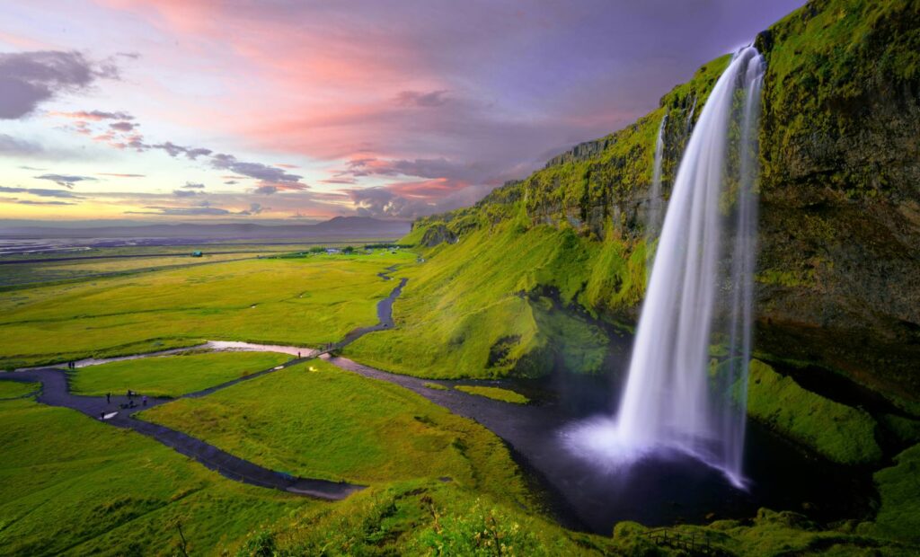 Cascata Seljalandsfoss in Islanda immersa nella natura per un viaggio sostenibile
