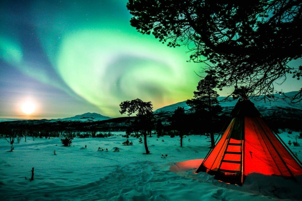 Tenda illuminata nel Parco Nazionale di Abisko - Svezia sostenibile