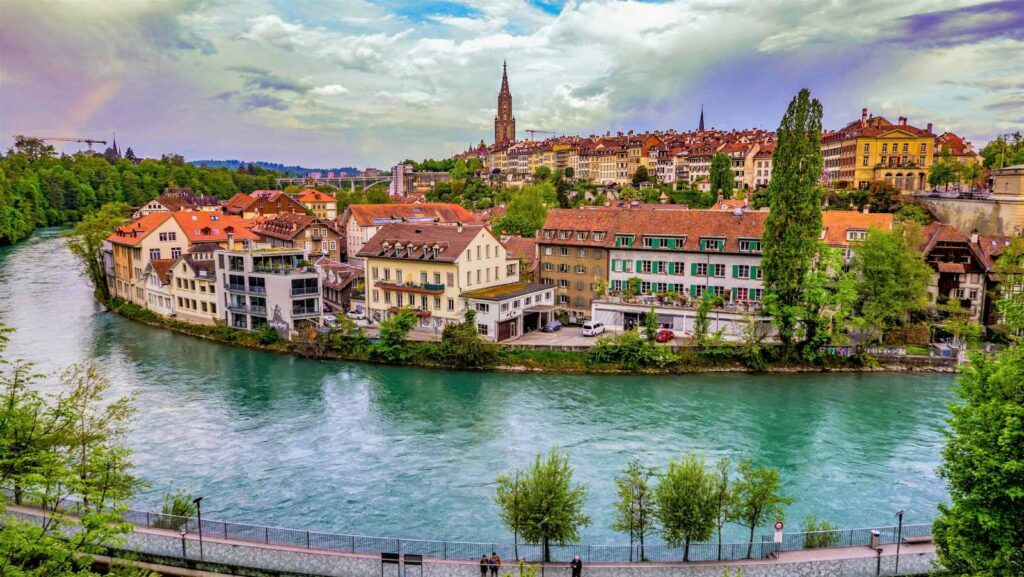 Centro storico di Berna attraversato dal fiume Aare- Viaggio sostenibile in Svizzera