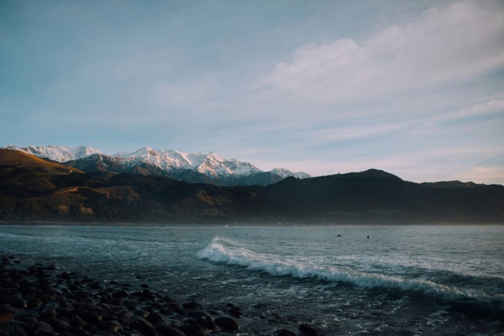 Costa di Kaikoura con Oceano Pacifico e montagne sullo sfondo, Nuova Zelanda-Viaggio sostenibile in Nuova Zelanda
